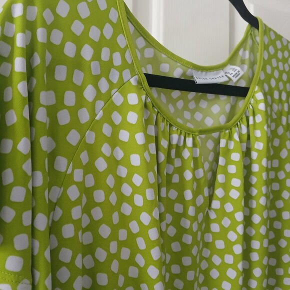 Susan Graver Liquid Knit Top with Flutter Sleeve & Jewelry Keyhole 1X - Picture 2 of 5